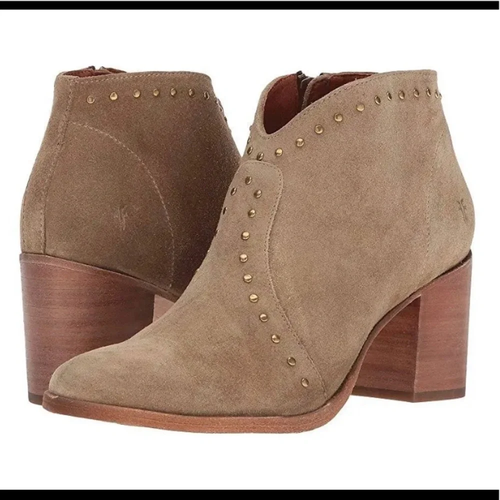 Frye Women's Nora Stud Zip Short Booties in Sand Size 8Regular